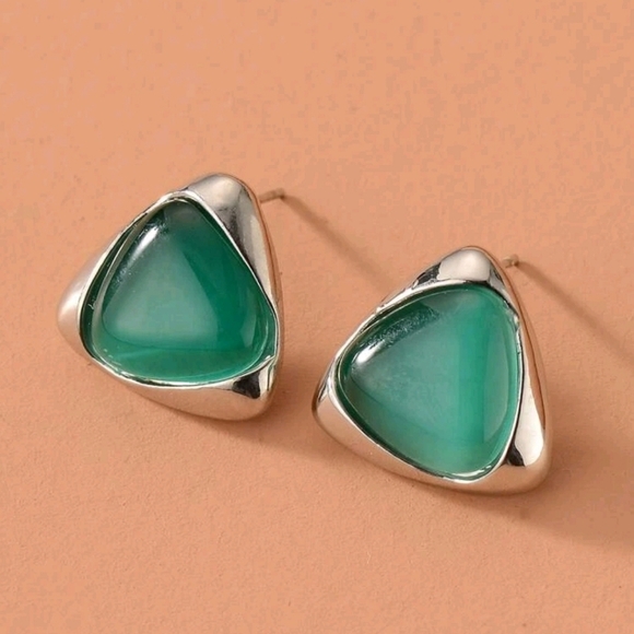 Elegant Silver & Green Stone Jewelry SetNecklace & Earrings Stylish Triangle - Picture 4 of 4